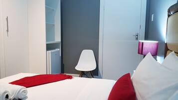 Dobbeltrom for 1 person – comfort, 1 queensize-seng | Minibar, skrivebord, skrivebord for bærbar PC og lydisolert