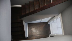 A staircase with wooden steps leading to a landing. - Kingsworth Inn - Port Elizabeth (Gqeberha (Port Elizabeth))