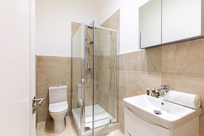 Apartment | Bathroom - Chic Paddington Oasis (London)