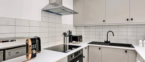 Departamento | Cocina privada | Refrigerador, microondas, horno y parrilla de estufa