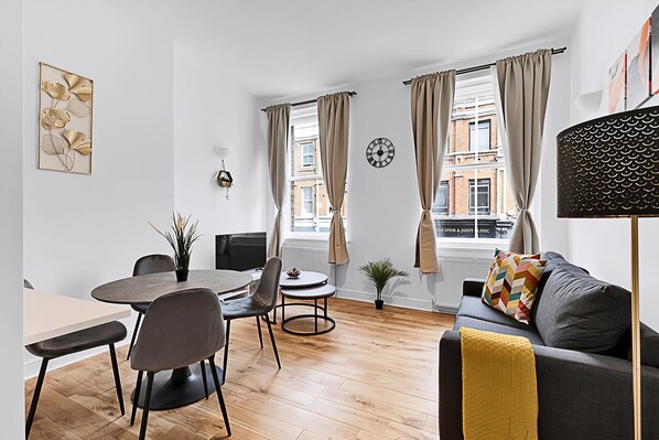 Living room - Chic Paddington Oasis (London)