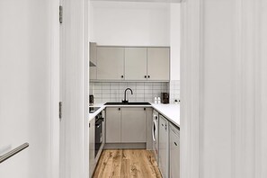 Apartment | Private kitchen | Fridge, microwave, oven, stovetop - Chic Paddington Oasis (London)