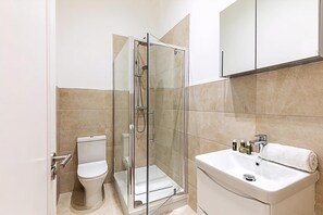 Apartment | Bathroom - Chic Paddington Oasis (London)