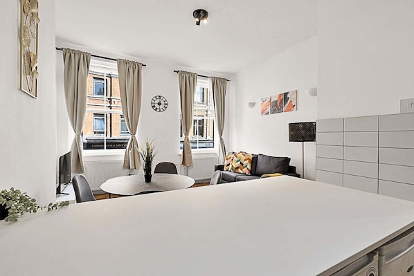 Lägenhet | Eget kök | Kylskåp, mikrovågsugn, ugn och spishäll