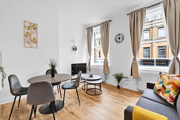 Living room - Chic Paddington Oasis (London)