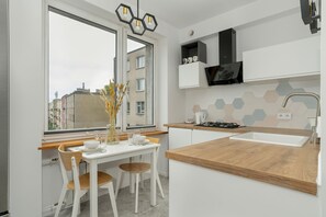 Studio, Küche | Eigene Küche | Ofen, Geschirrspüler, Wasserkocher, Kochgeschirr/Geschirr/Besteck