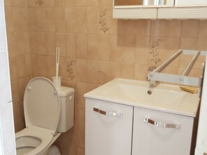 Secadora de cabello, toallas, jabón, papel de baño
