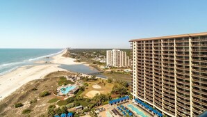 Ein Hochhaus-Hotel mit Blick auf Strand und Meer.