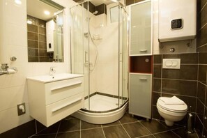 Een douche, een haardroger, toiletpapier
