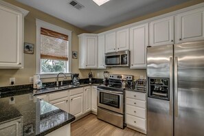 Kylskåp, mikrovågsugn, ugn och spishäll