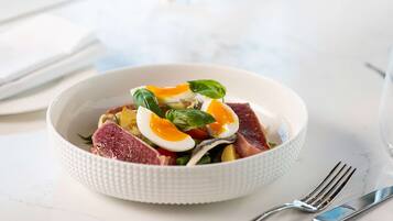 Desayuno buffet (AED 275 por persona)