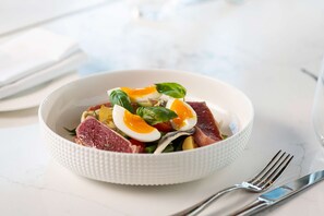 Daily buffet breakfast (AED 275 per person)