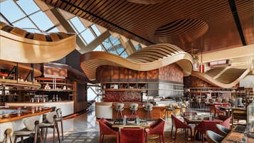 11 من المطاعم، حيث تُقدم وجبات الإفطار، الغداء، الأطباق الأندونيسية