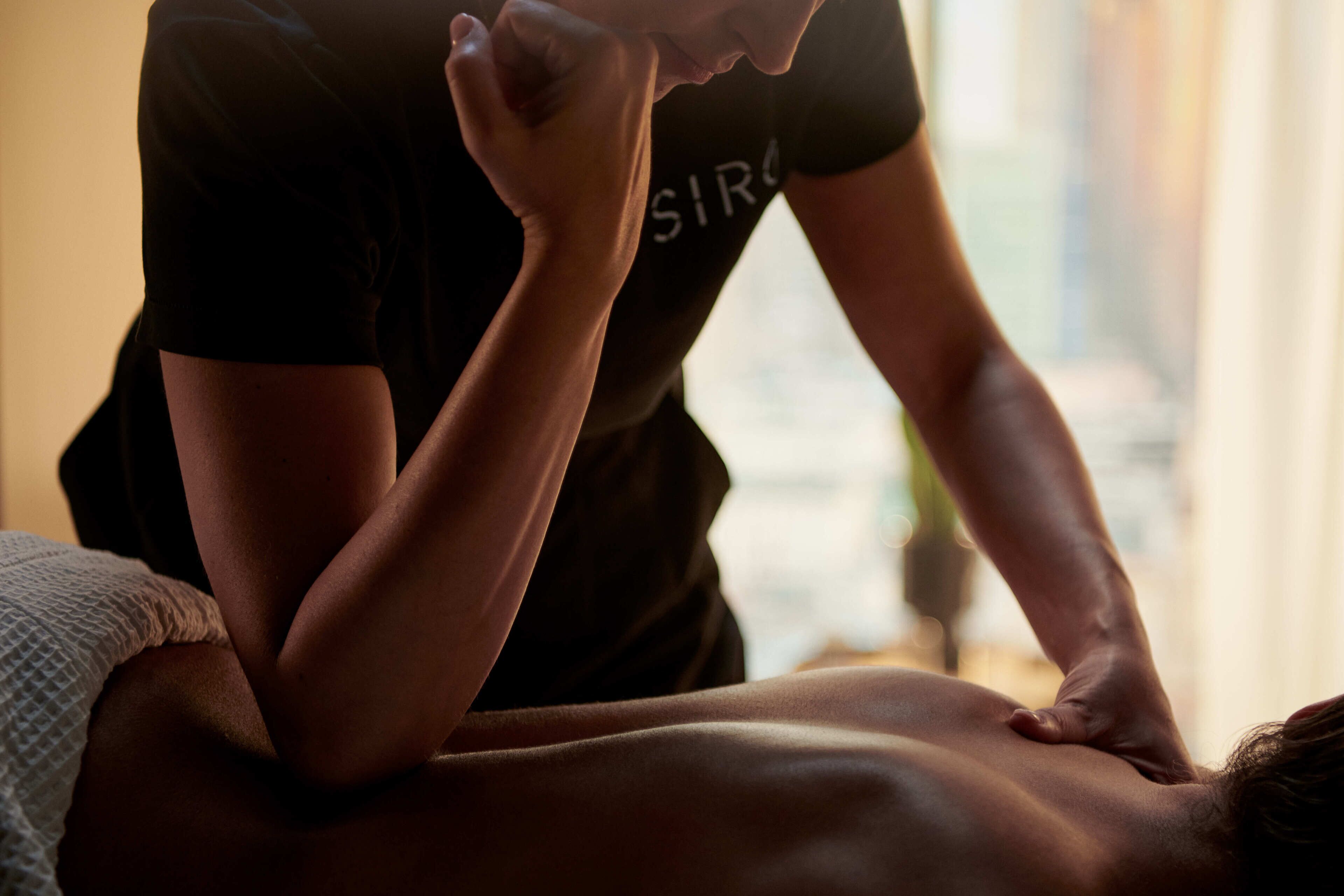 Iemand ontvangt een massage.