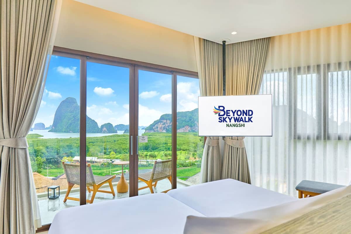 Minibar, caja de seguridad en la habitación y escritorio 