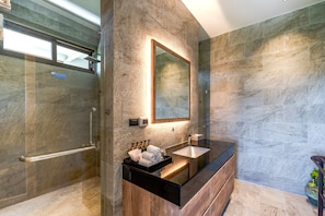 Deluxe Room (Family) | Bathroom