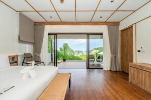 Villa, 2 habitaciones (Pool) | Minibar, caja fuerte, mobiliario individual y escritorio