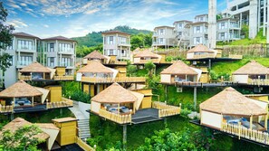 Minibar, caja fuerte, mobiliario individual y escritorio