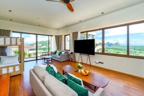 Habitación Deluxe (Family) | Minibar, caja fuerte, mobiliario individual y escritorio