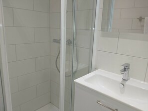 Haartrockner, HandtĂŒcher, Seife, Toilettenpapier