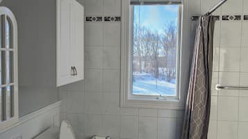 Baignoire Ă  jets, sĂšche-cheveux, serviettes fournies, savon