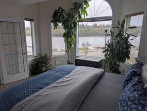 2 bedrooms, iron/ironing board, travel crib, free WiFi