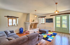 Televisión, chimenea y estéreo 