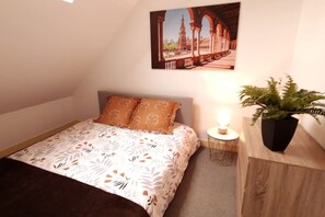 2 slaapkamers, een bureau, een strijkplank/strijkijzer, reisbedje