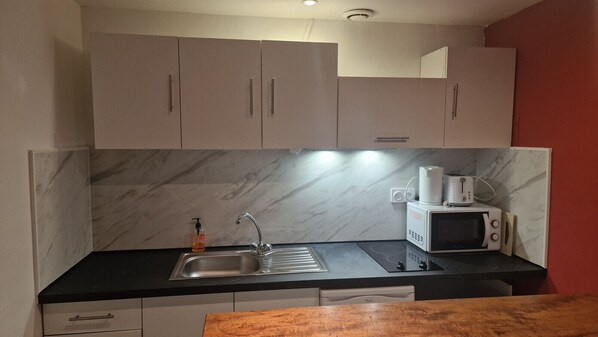 Jääkaappi, mikroaaltouuni, liesi, kahvin-/teenkeitin