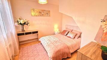 2 Schlafzimmer, Schreibtisch, Bügeleisen/Bügelbrett, Reisekinderbett