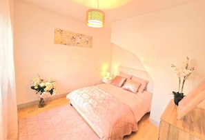 2 bedrooms, desk, iron/ironing board, WiFi