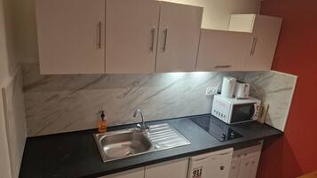 Een koelkast, een microgolfoven, een kookplaat