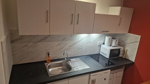 Frigorífico, microondas, placa de cocina y cafetera o tetera