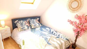 2 slaapkamers, een bureau, een strijkplank/strijkijzer, reisbedje