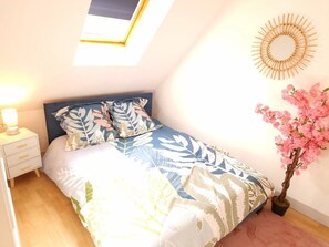 2 dormitorios, escritorio, tabla de planchar con plancha y cuna de viaje