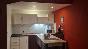 Refrigerador, microondas, parrilla de estufa y cafetera y tetera 