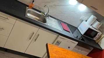 Frigorífic, microones, placa de cuina i cafetera i tetera