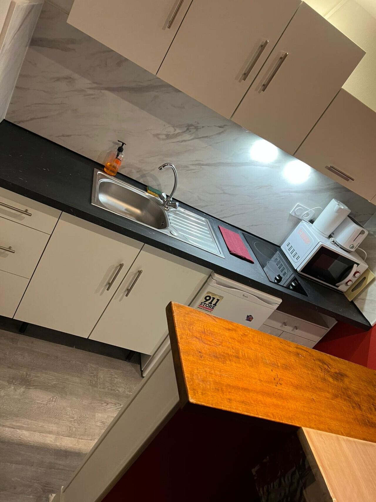 Geladeira, micro-ondas, cooktop, cafeteira/chaleira