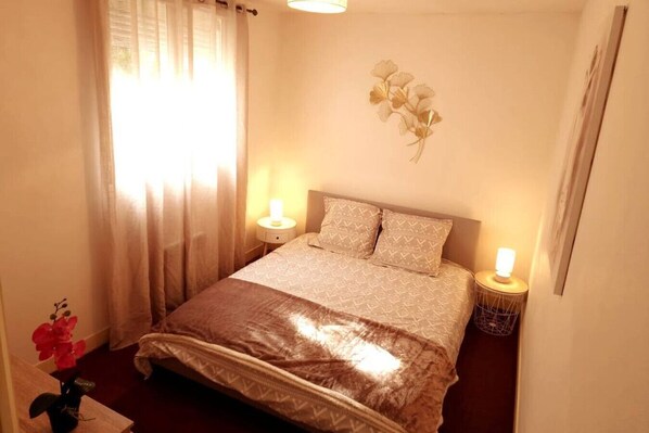 1 bedroom, desk, iron/ironing board, WiFi