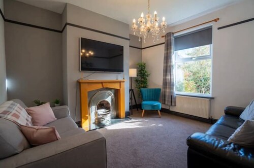 Spacious, sleeps 8, dog friendly, safe garden
