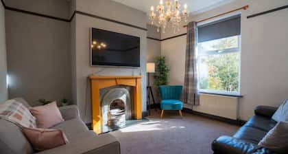 Spacious, sleeps 8, dog friendly, safe garden