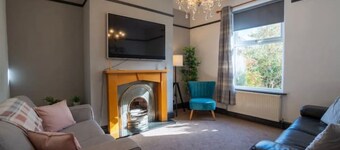 Spacious, sleeps 8, dog friendly, safe garden