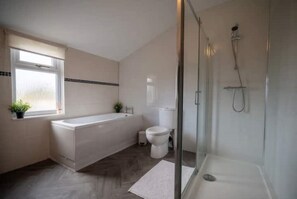 تجهيزات دش، مجففات شعر، مناشف، صابون