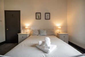 3 soverom, skrivebord, strykejern/-brett og reiseseng for barn