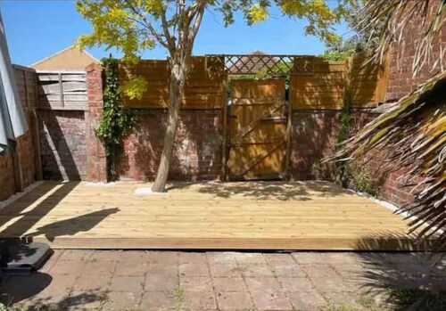 Spacious, sleeps 8, dog friendly, safe garden
