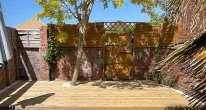 Spacious, sleeps 8, dog friendly, safe garden