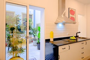 Frigorífico, microondas, placa de cocina y cafetera o tetera