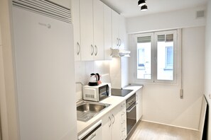 Kjøleskap, mikrob ølgeovn, ovn og oppvaskmaskin