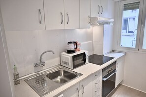 Réfrigérateur, micro-ondes, four, plaque de cuisson