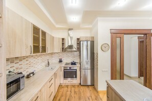 Appartement Deluxe | Cuisine privée | Réfrigérateur, micro-ondes, plaque de cuisson, bouilloire électrique